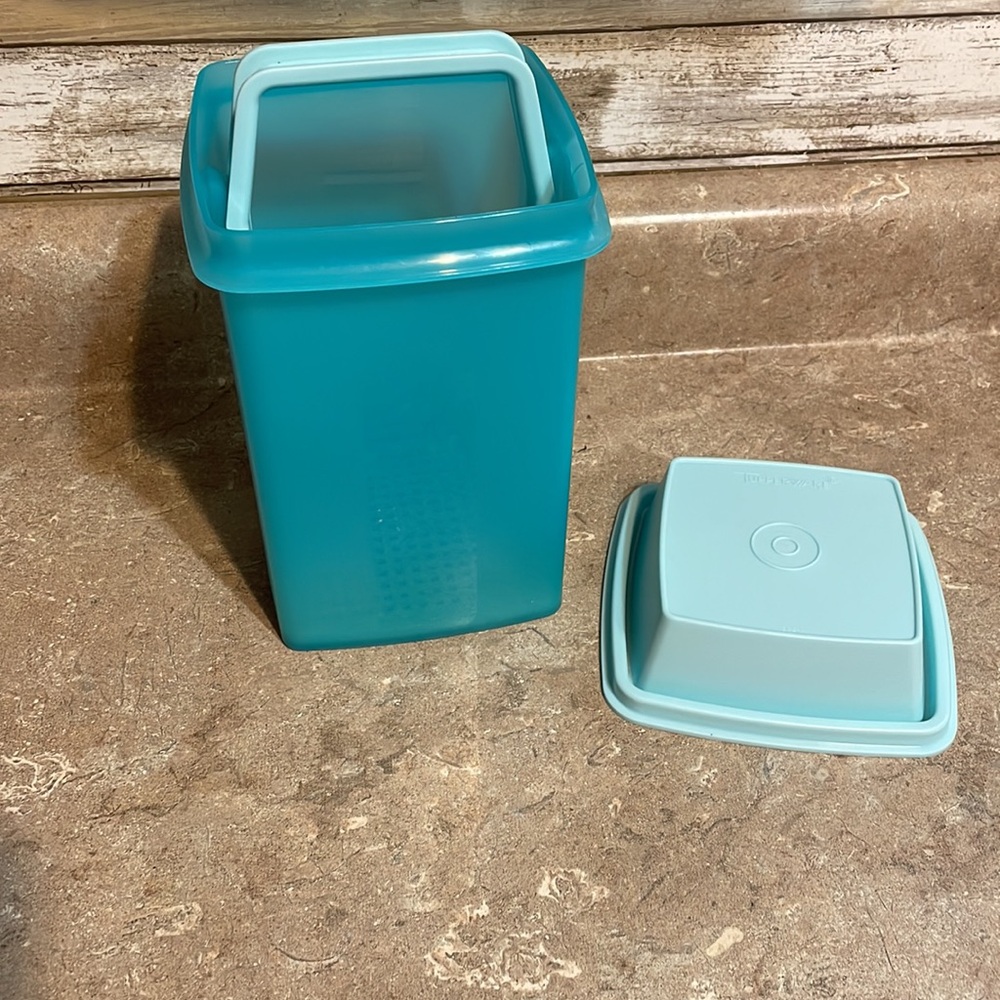 Tupperware Pick-a-Deli Container - Picture 7 of 7